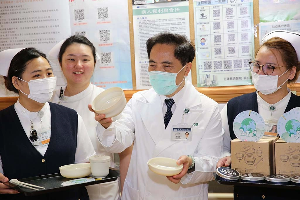 林欣榮院長至護理站代表致贈最新一代的環保折疊餐具-「淨斯唐風新食器」,率先響應「防疫新生活運動」。