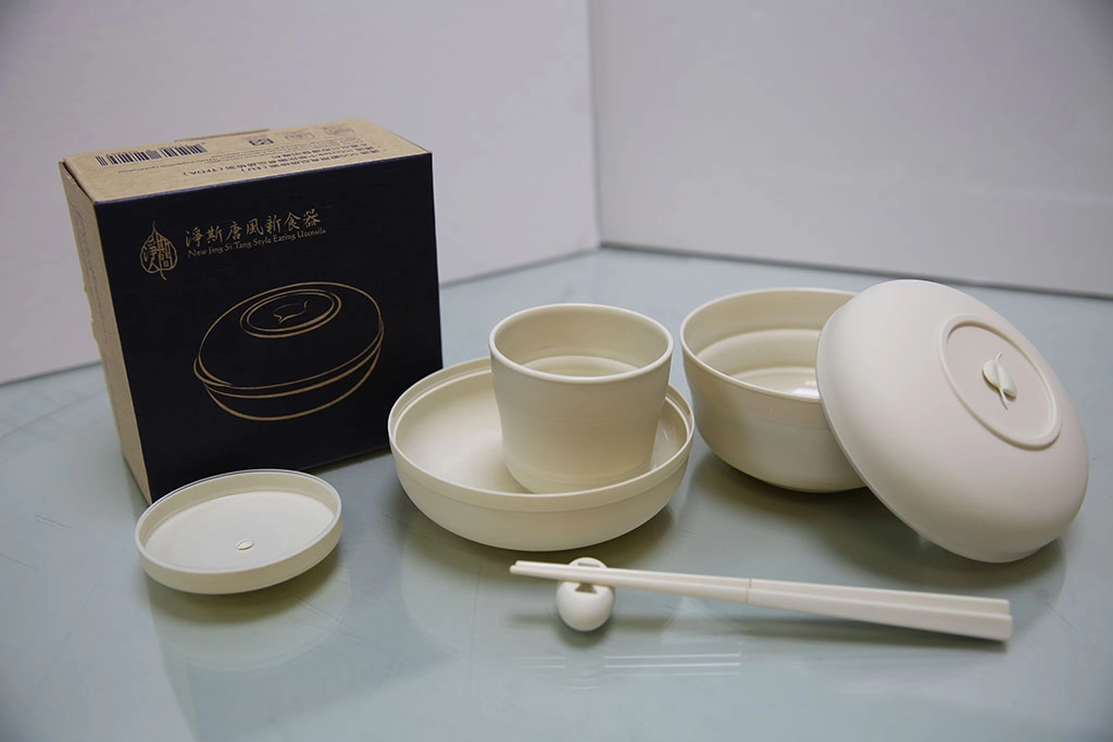 最新一代的環保折疊餐具-「淨斯唐風新食器」。