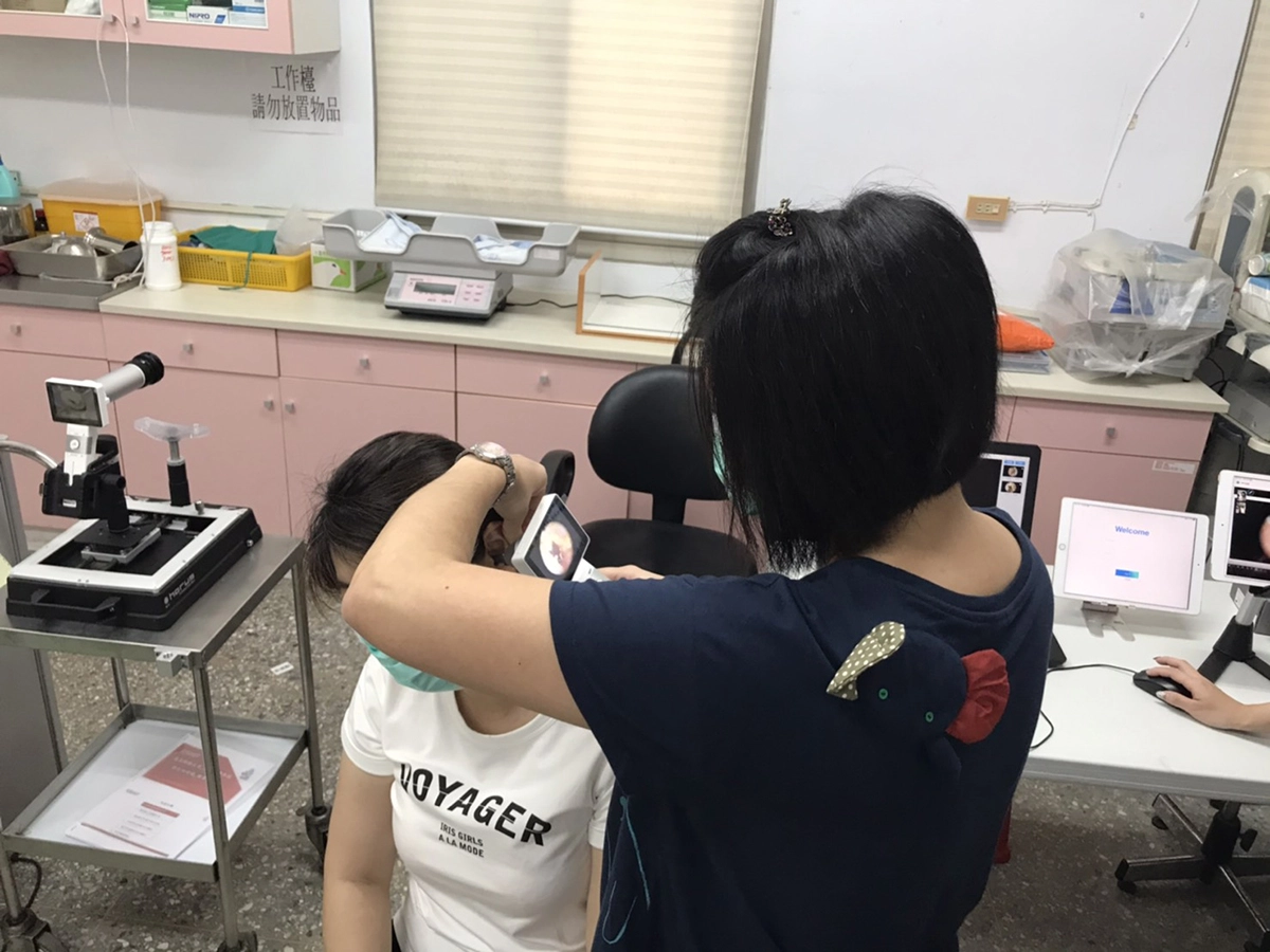 示範圖~台東縣偏鄉衛生所人員透過科技五官鏡,為民眾檢查
