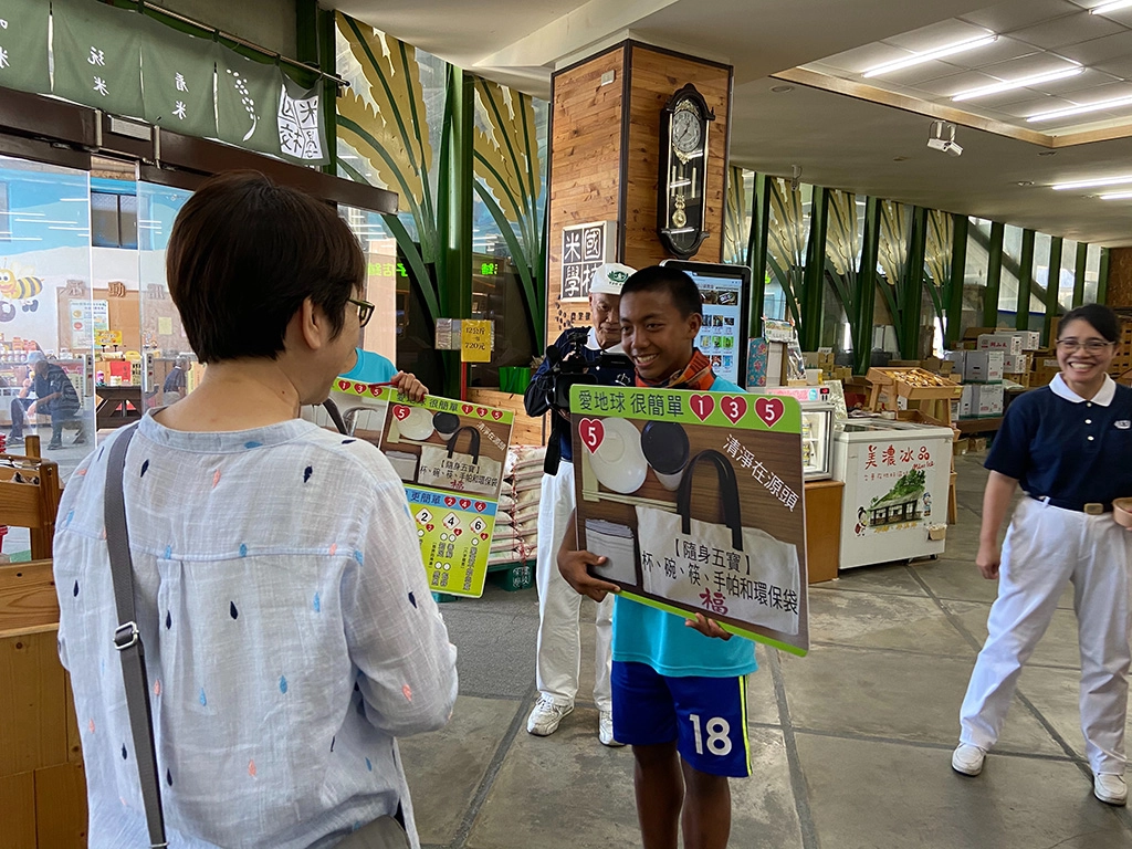 在臺東關山米國學校,豐田國中學子向遊客們進行環保愛地球理念宣導。