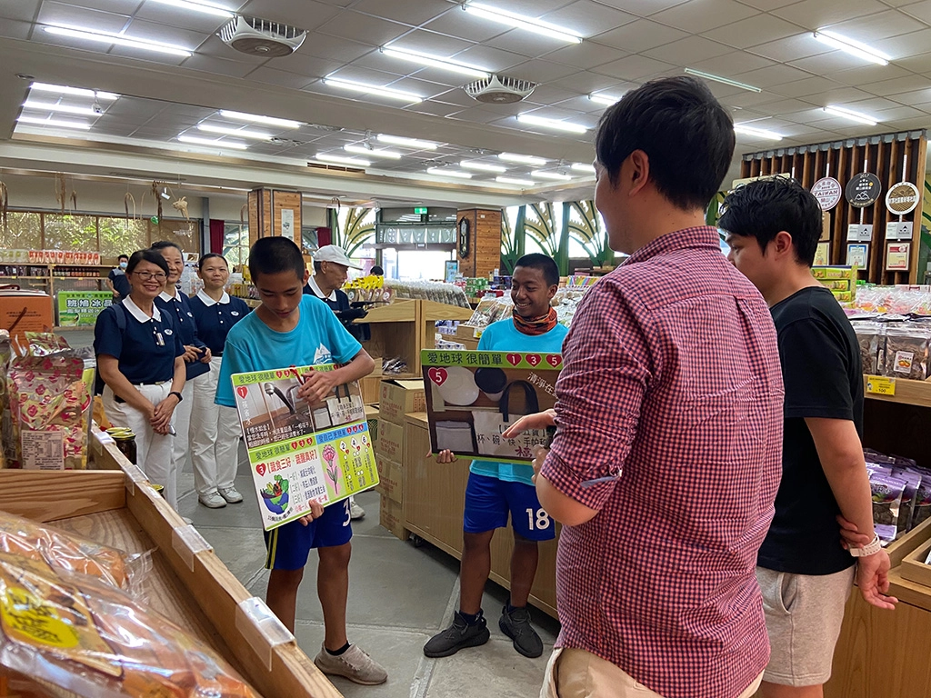 在臺東關山米國學校,豐田國中學子向遊客們進行環保愛地球理念宣導。