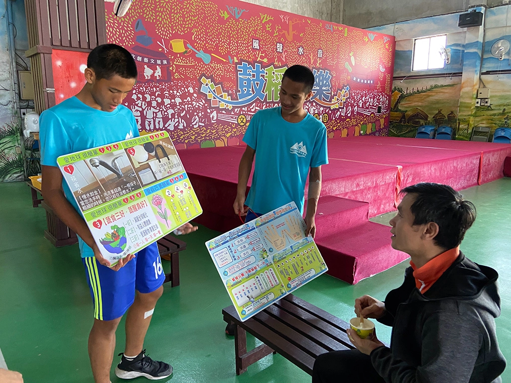 在臺東關山米國學校,豐田國中學子向遊客們進行環保愛地球理念宣導。
