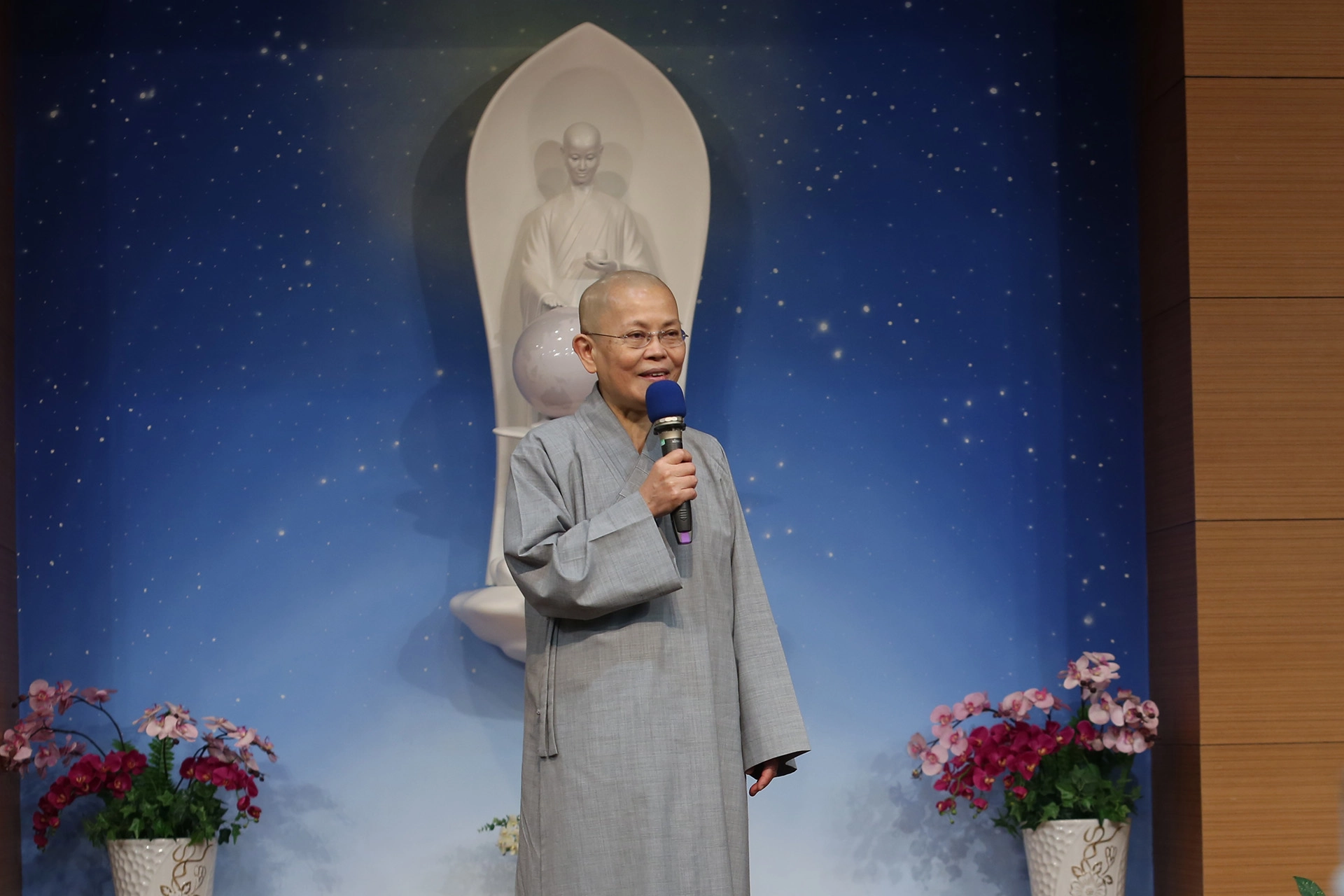 德懷師父開示,期勉畢業生記得曾在心中種下善的種子,讓這份愛可以綿延不絕。