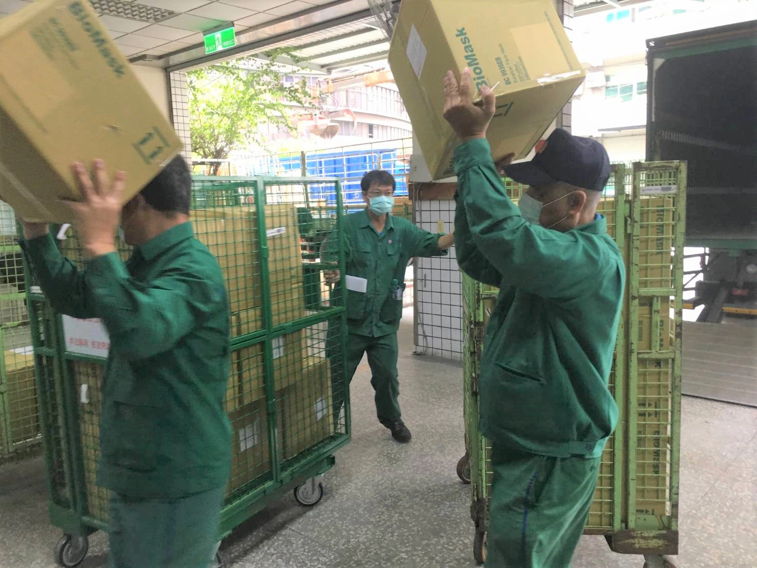 臺南郵局負責臺南市內6家生產口罩工廠收貨載運,每日上收量約400萬片口罩。