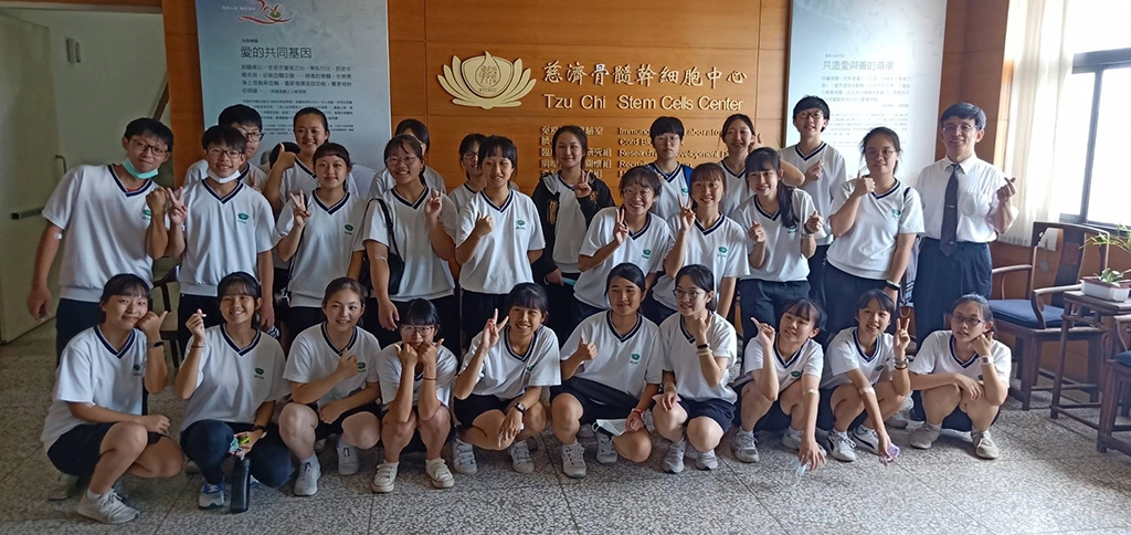 6月5日28位慈大附中三年級的學子前往慈濟骨髓幹細胞中心,其中16位學子完成驗血建檔。