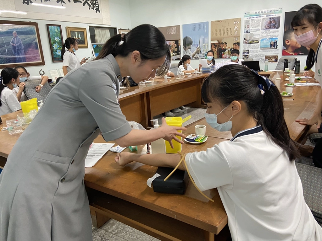 第一個完成驗血建檔的王同學說:「父母都有建檔,所以當自己18歲時,就決定要加入此行列,家人都很支持,很開心可以送給自己一個最美的畢業禮物,最重要希望能配對到需要幫助的人。」