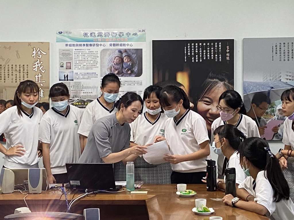 6月5日28位慈大附中三年級的學子前往慈濟骨髓幹細胞中心,其中16位學子完成驗血建檔。