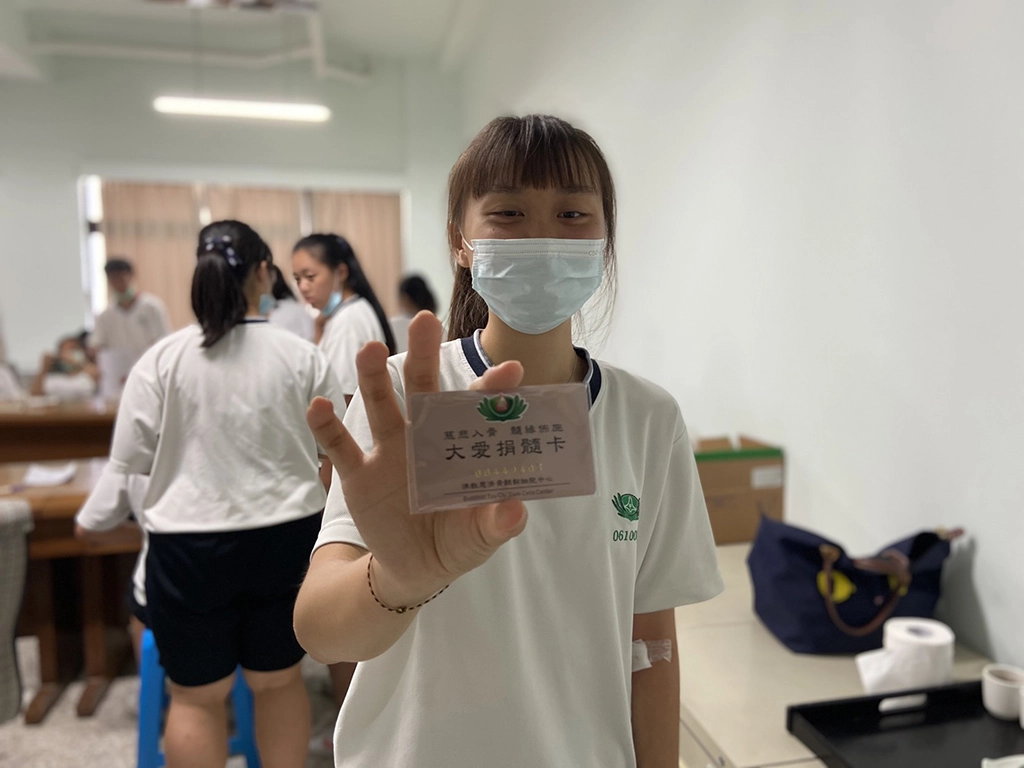 李同學說:「17歲可以捐血時,就第一時間去捐血助人,如今終於18歲了,可以驗血建檔很開心。」