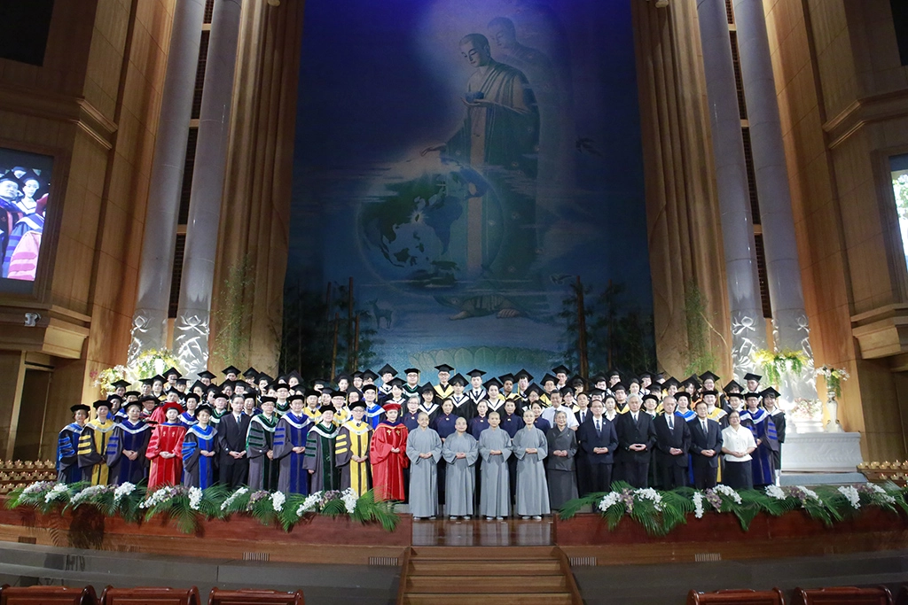 慈濟大學108學年度畢業典禮今天(6月6日)舉行,以精緻莊嚴「主場開幕─分場撥穗」的直播方式分享師長的祝福和畢業的喜悅。