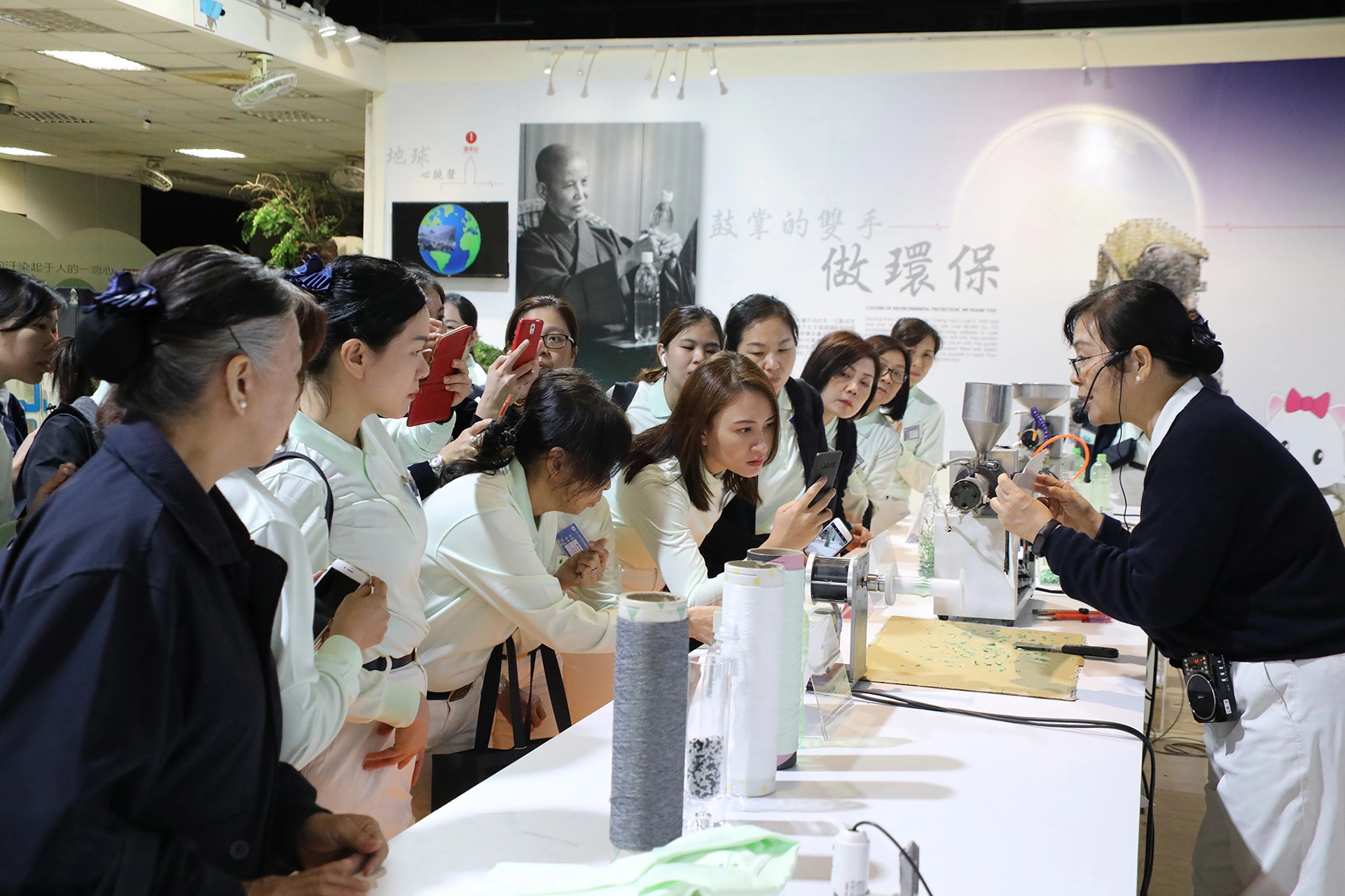 慈濟將回收的寶特瓶製成織品,環保毛毯已送出超過117萬條毛毯到43個國家地區給受災的人民。
