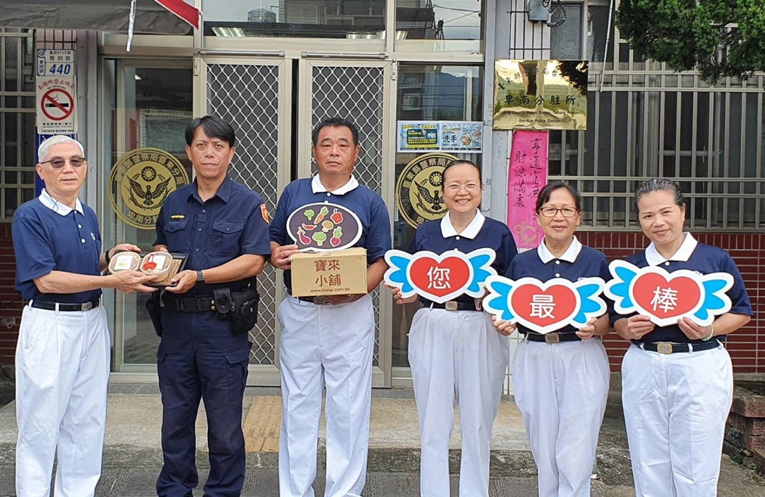 響應素食饗健康,減碳減災愛地球。臺東慈濟志工送蔬食便當到卑南分駐所。
