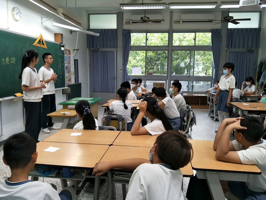 慈大附中有一群高三學生在今年3月繁星放榜,確定大學後,選擇以回饋的心,利用每天午休時間,前往慈大附小協助需要幫助的學弟妹,加強他們的學業,分享讀書的心得。
