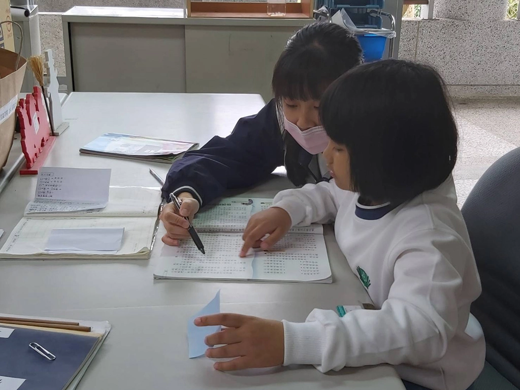 慈大附中有一群高三學生在今年3月繁星放榜,確定大學後,選擇以回饋的心,利用每天午休時間,前往慈大附小協助需要幫助的學弟妹,加強他們的學業,分享讀書的心得。