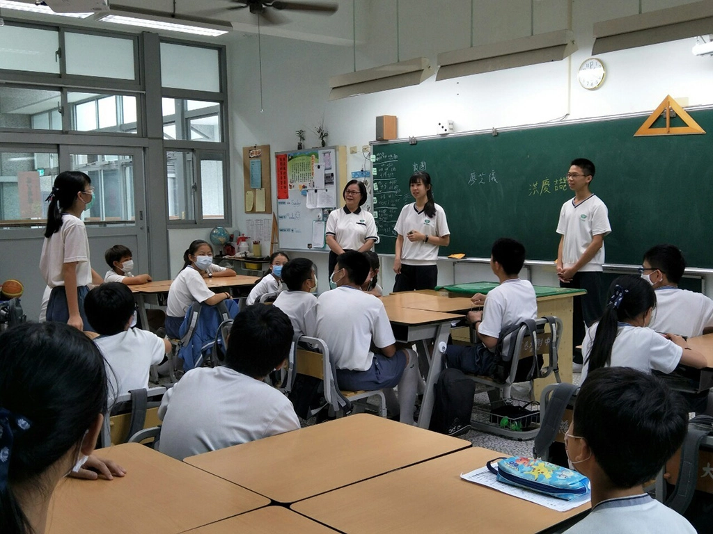 慈大附中有一群高三學生在今年3月繁星放榜,確定大學後,選擇以回饋的心,利用每天午休時間,前往慈大附小協助需要幫助的學弟妹,加強他們的學業,分享讀書的心得。