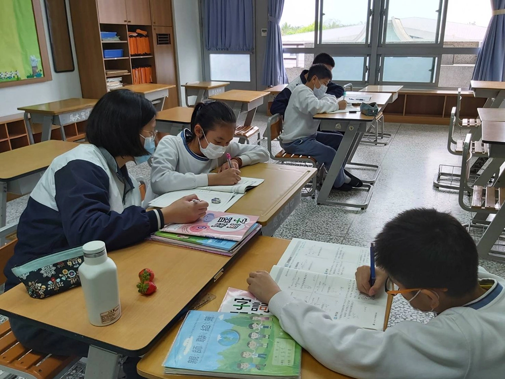 慈大附中有一群高三學生在今年3月繁星放榜,確定大學後,選擇以回饋的心,利用每天午休時間,前往慈大附小協助需要幫助的學弟妹,加強他們的學業,分享讀書的心得。