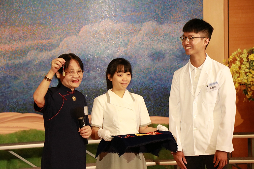 已退休的系主任林光華教授親自到現場祝福大家,並贈送每位實習生小禮物。