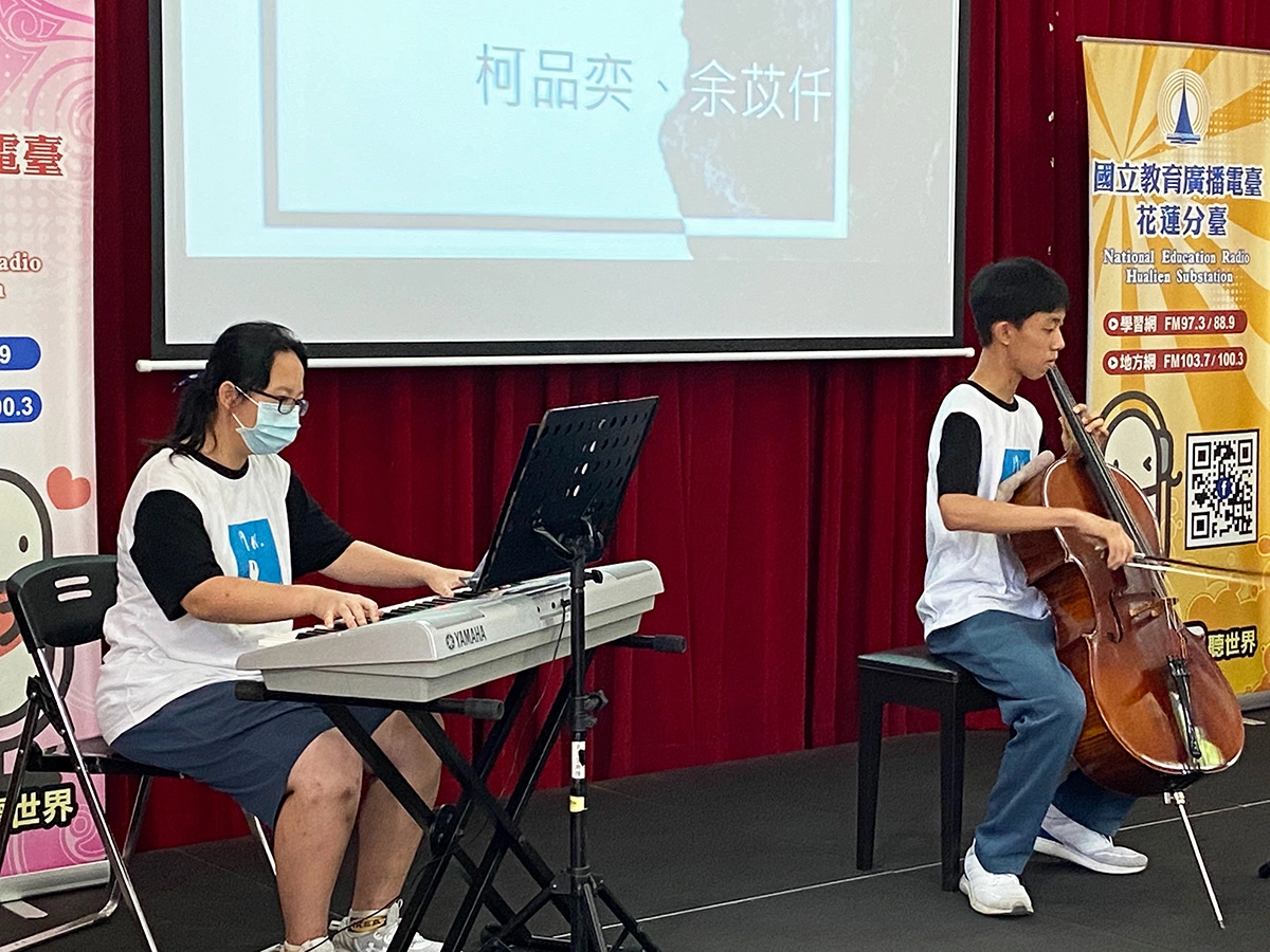 慈濟大學附屬高級中學國中部藝術班美術班於國立教育廣播電臺花蓮分臺藝文走廊展出,開幕活動上邀請音樂班同學表演。