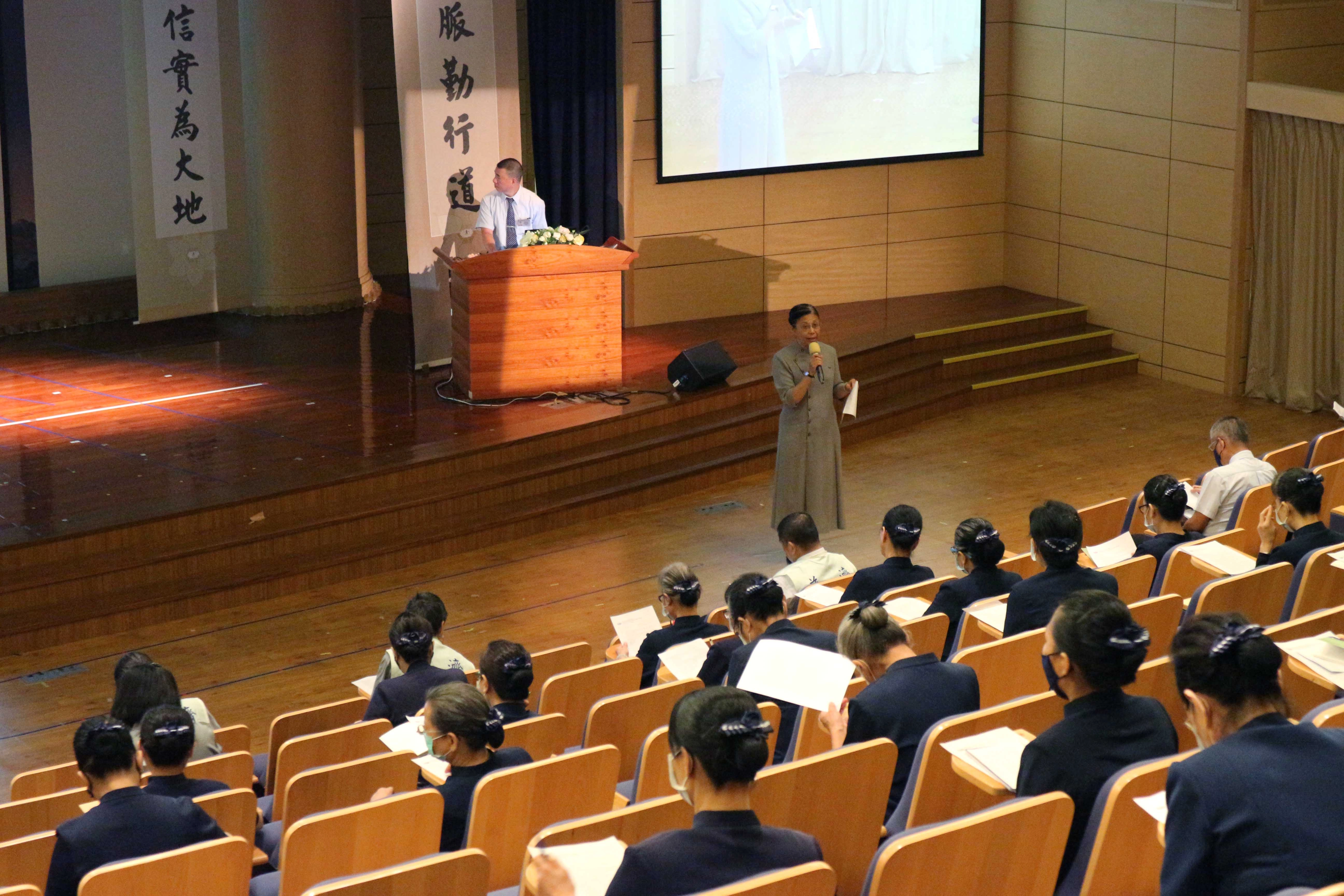13日(六)慈濟骨髓幹細胞中心於桃園靜思堂舉辦造血幹細胞捐贈關懷小組志工認證研習課程,此為2020年第三場研習課程,也是疫情趨緩之後的第一堂教育訓練,共102位志工參與此次研習。