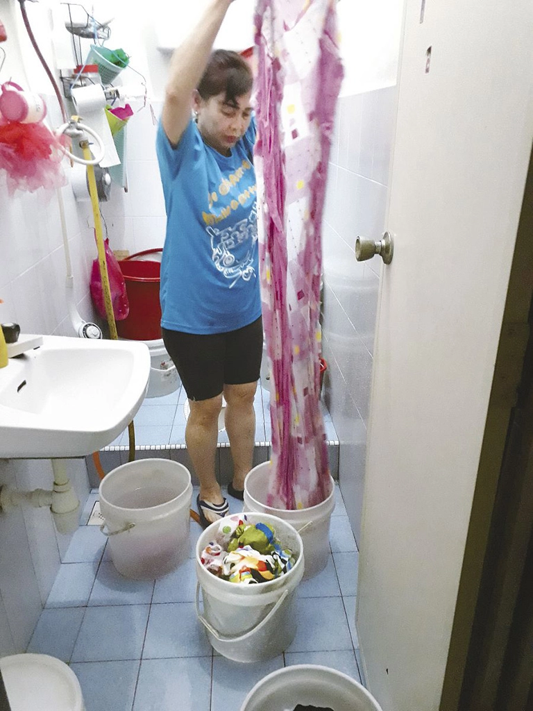 為了省水,羅惠蘭實踐三桶水清洗原則,連窗簾、被單也都是用手清洗。