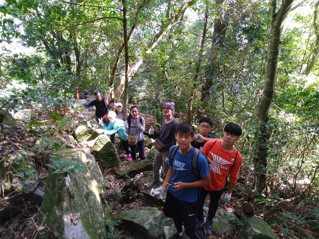 臺中松鶴青年壯遊點&mdash;青年登唐麻丹山，培養互助與合作能力。