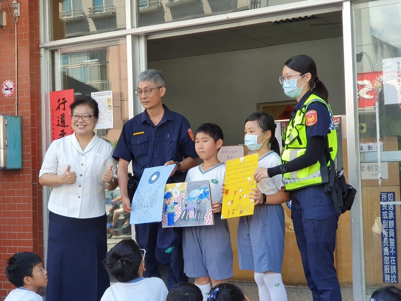 學童獻上自己畫得感恩海報以及祝福話語給太昌派出所的警察同仁們。