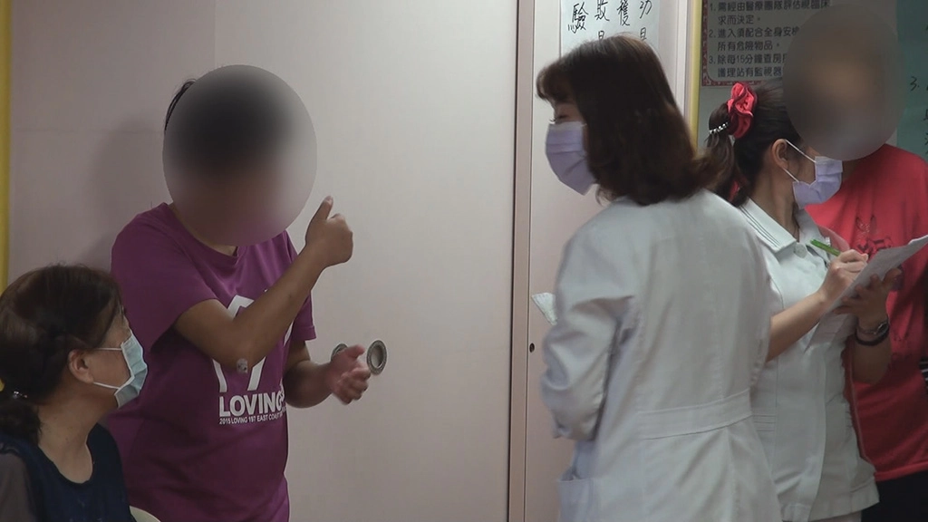 安琪的手肘擦傷,護理師羅玉玲為她貼OK繃,安琪對她說謝謝。