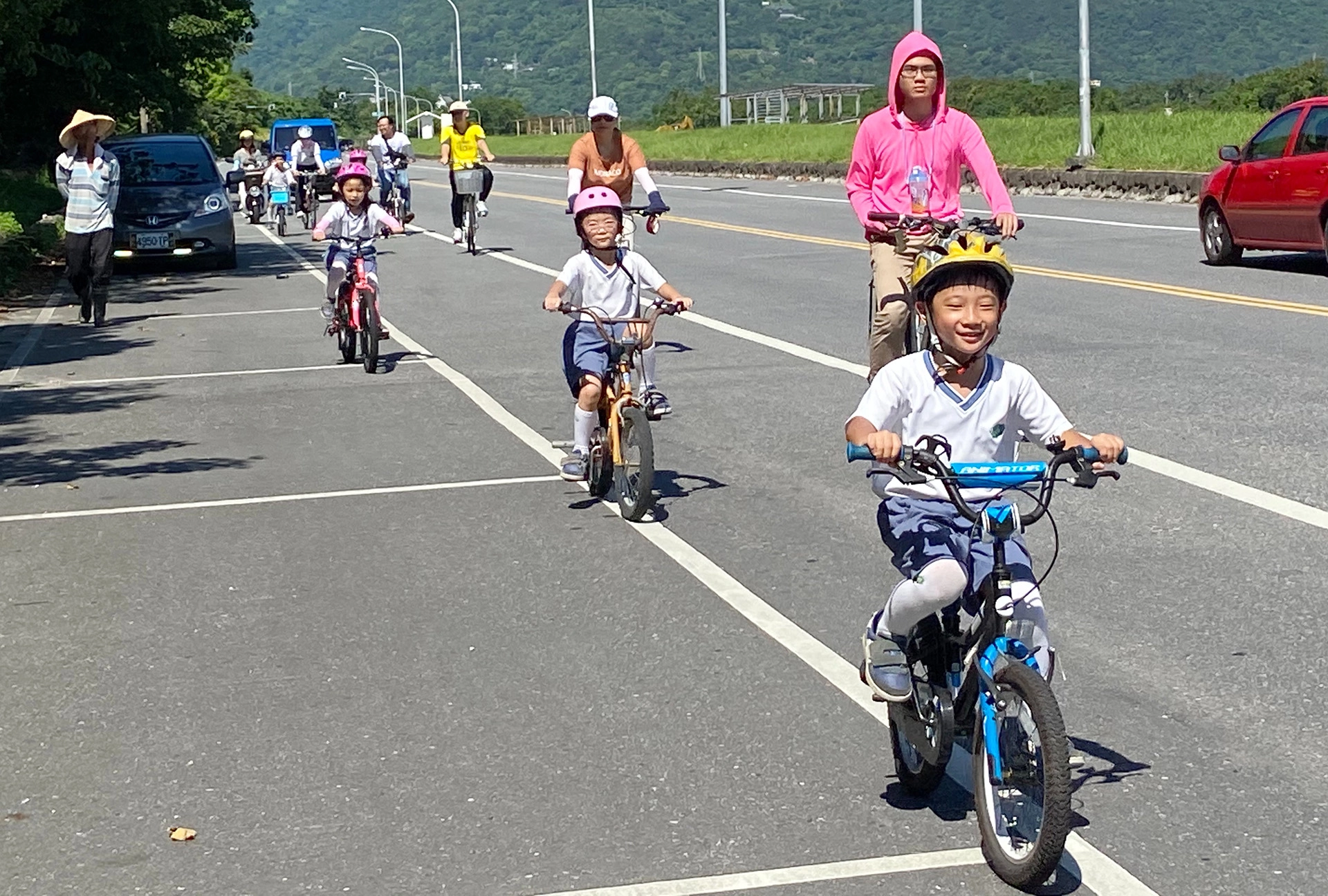 路線會先繞校園一圈,再往外繼續騎乘,小騎士們有嚴格的道路安全守則,不搶快、守秩序,親子間不斷互相打氣,對爸爸媽媽來說,能夠陪著孩子完成人生的第一個畢業挑戰,也是一大成就。