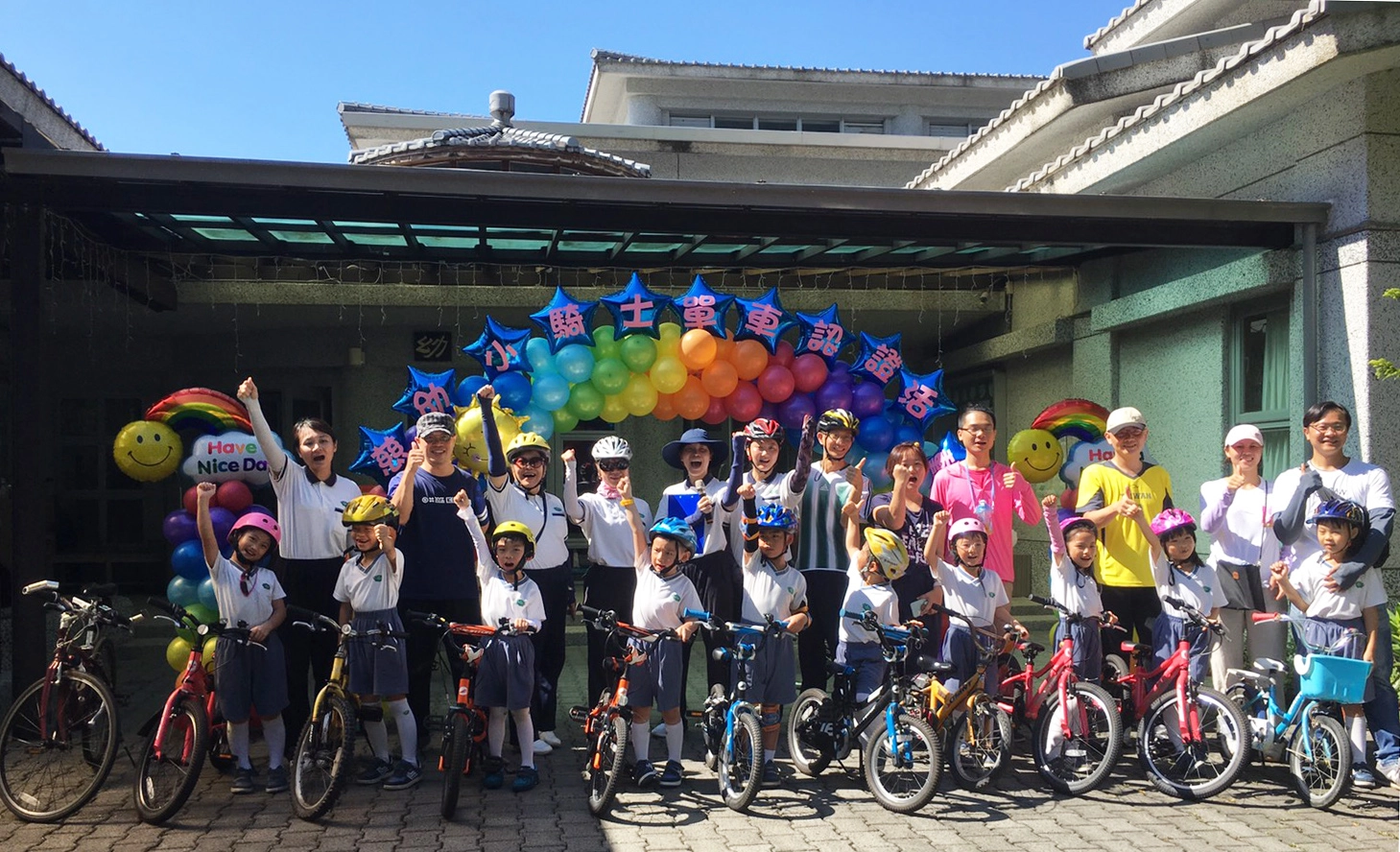 從幼兒園門口出發,大家精神喊話後,展開五公里單車小騎士任務。