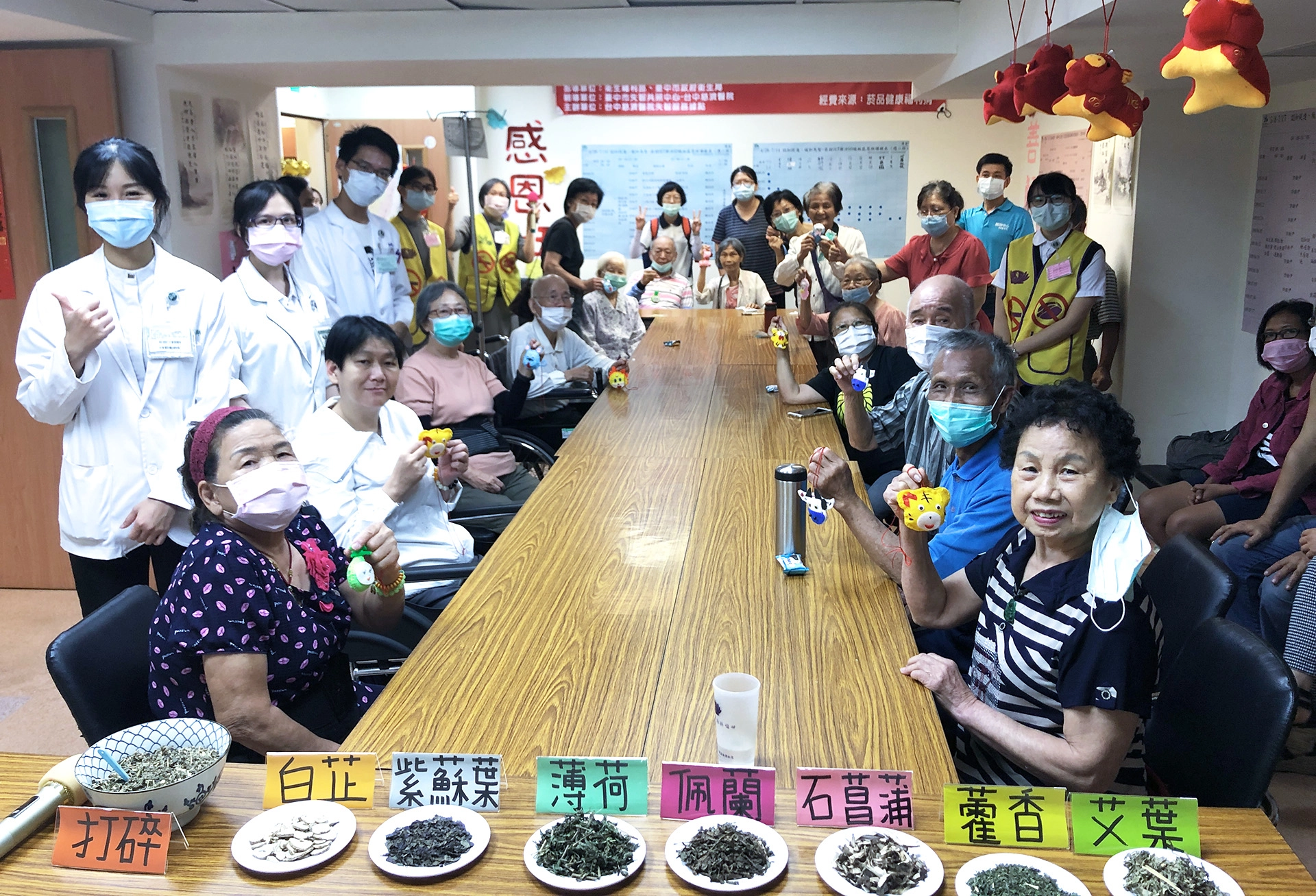 學員完成香包與同仁大合照,露出開心笑容。