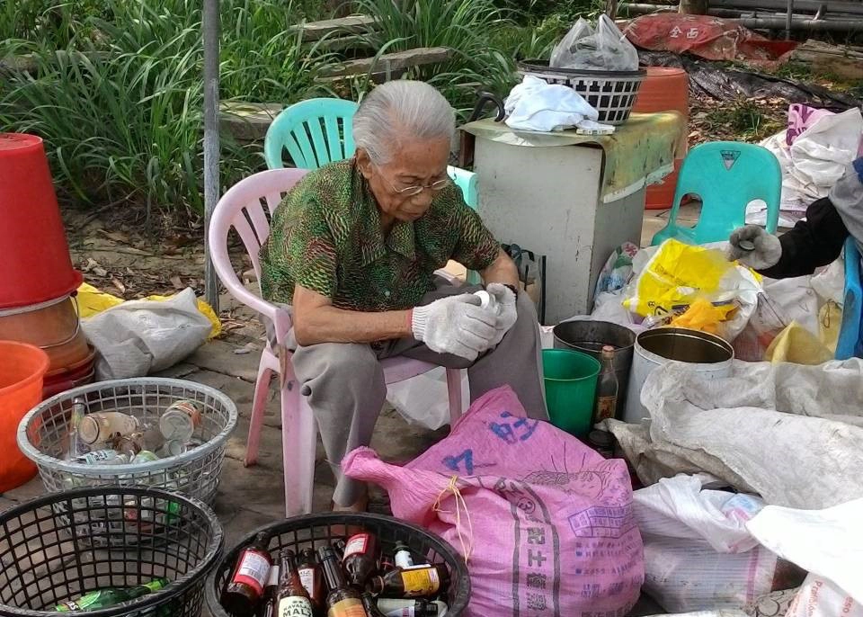 民國79年,無語良師陳林玉英在上人「幸福人生講座」中聽到了「用鼓掌的雙手做環保」,決定投入環保志工,直到去年陳林玉英老師96歲往生,她的環保人生30年。
