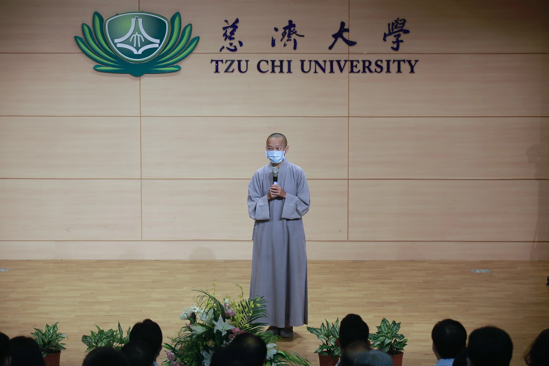 靜思精舍德宇師父開示,慈濟四大志業大慈是慈善工作;大悲是醫療工作;大喜是人文志業;大捨就是教育志業。教育需要很多付出、及很大的堅持,感恩歷屆校長和模擬醫學中心,讓無語老師的大愛能無限延續,也讓有緣來參與的人,可以長養人文及愛心。