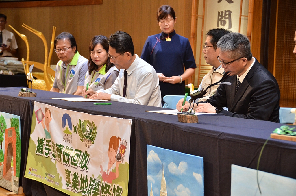由環保局局長謝世傑、慈濟基金會熊士民副執行長簽署環保跨界合作書,黃偉哲市長見證。