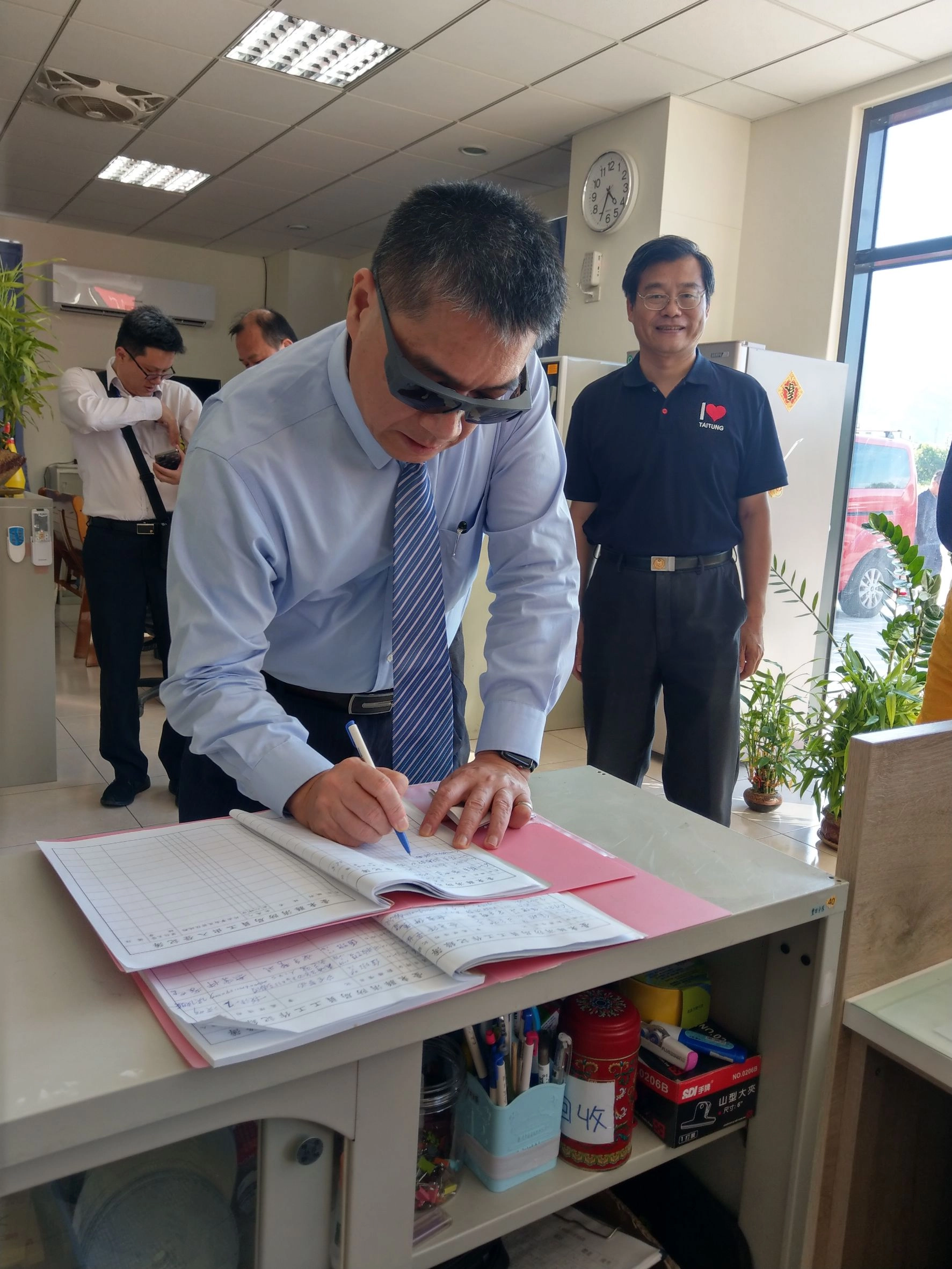 徐國勇部長由臺東縣消防局長管建興陪同,20日下午3點30分首先至嘉蘭社區。
