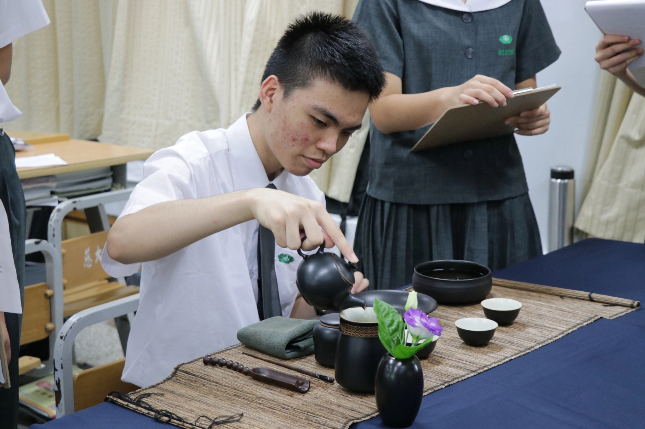 「覺茶青春」課程是以慈濟靜思茶道為基礎,融入社會、英文、藝術與人文領域,老師融合古今中外設計五個不同生活情境讓學生抽取,並用角色扮演詮釋情境內容,結束後老師即席提問,包括茶席佈置與整體氛圍營造、茶知識掌握與口說內容......,學生展現對茶文化的理解與創意。