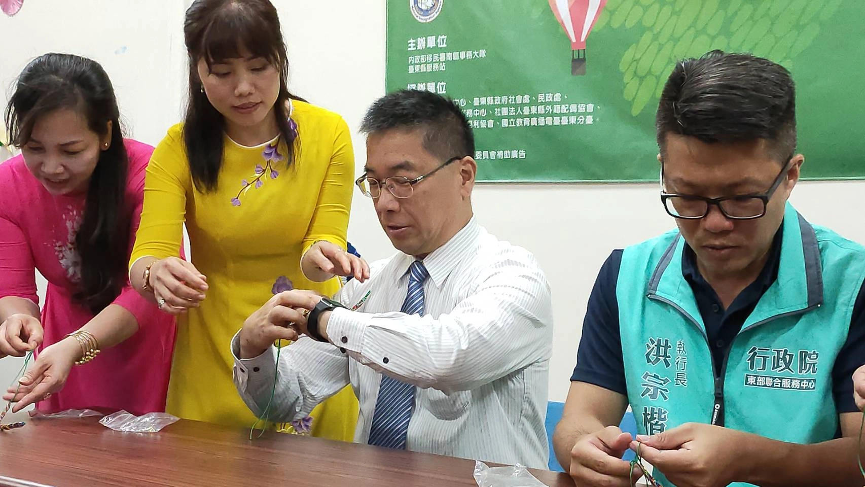 端午將至,內政部長徐國勇21日上午在臺東地區與新住民朋友一同歡慶端午,現場並與新住民共同製作越南傳統的五彩繩,祈福臺灣能夠永保安康,也鼓勵國人多來臺東旅遊。