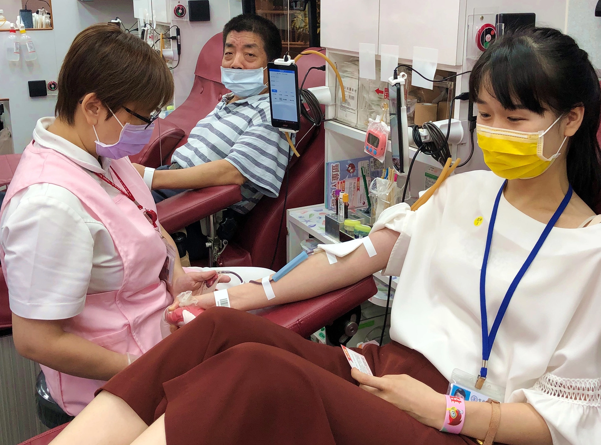 台電北市區處昨(22)日和台北捐血中心舉辦「揮灑熱情丶挽袖捐血」活動,朱榮貴處長和同仁熱情挽袖,也感動申請電力業務的民眾一同響應捐血。