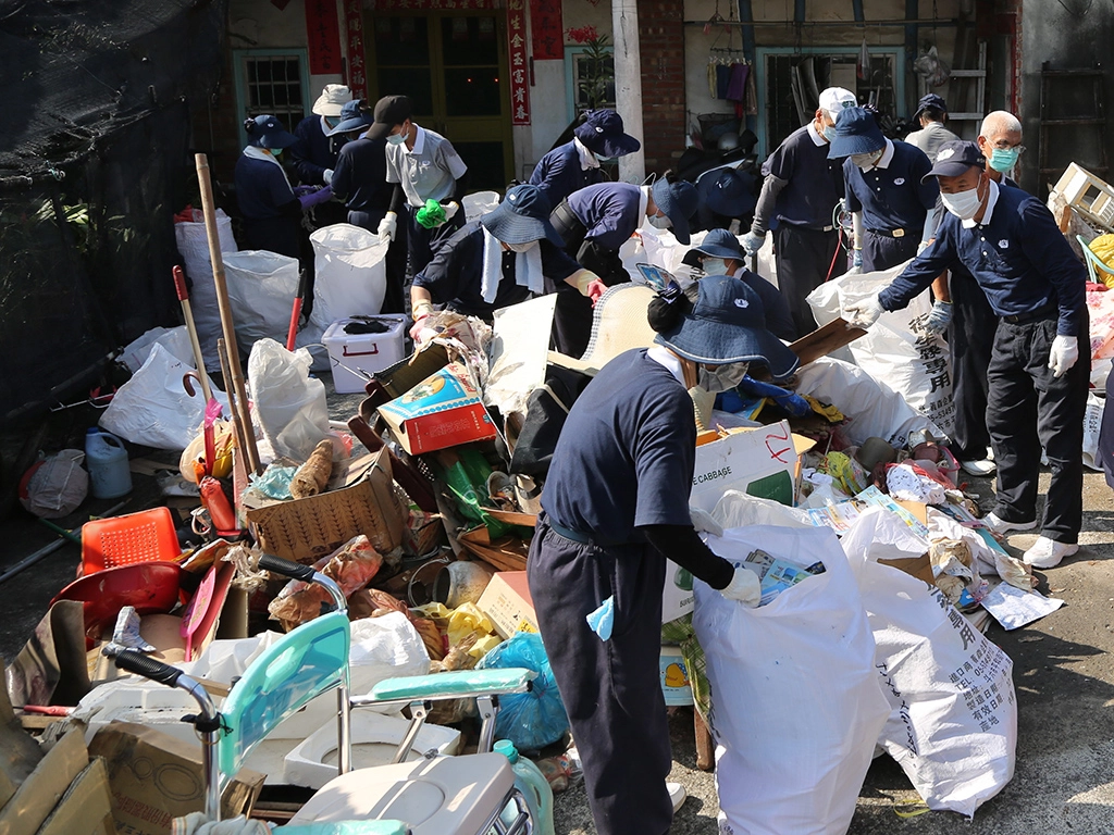 雲林慈濟志工動員前往居關戶家大掃除,讓劉先生與太太有個安全舒適的家園。