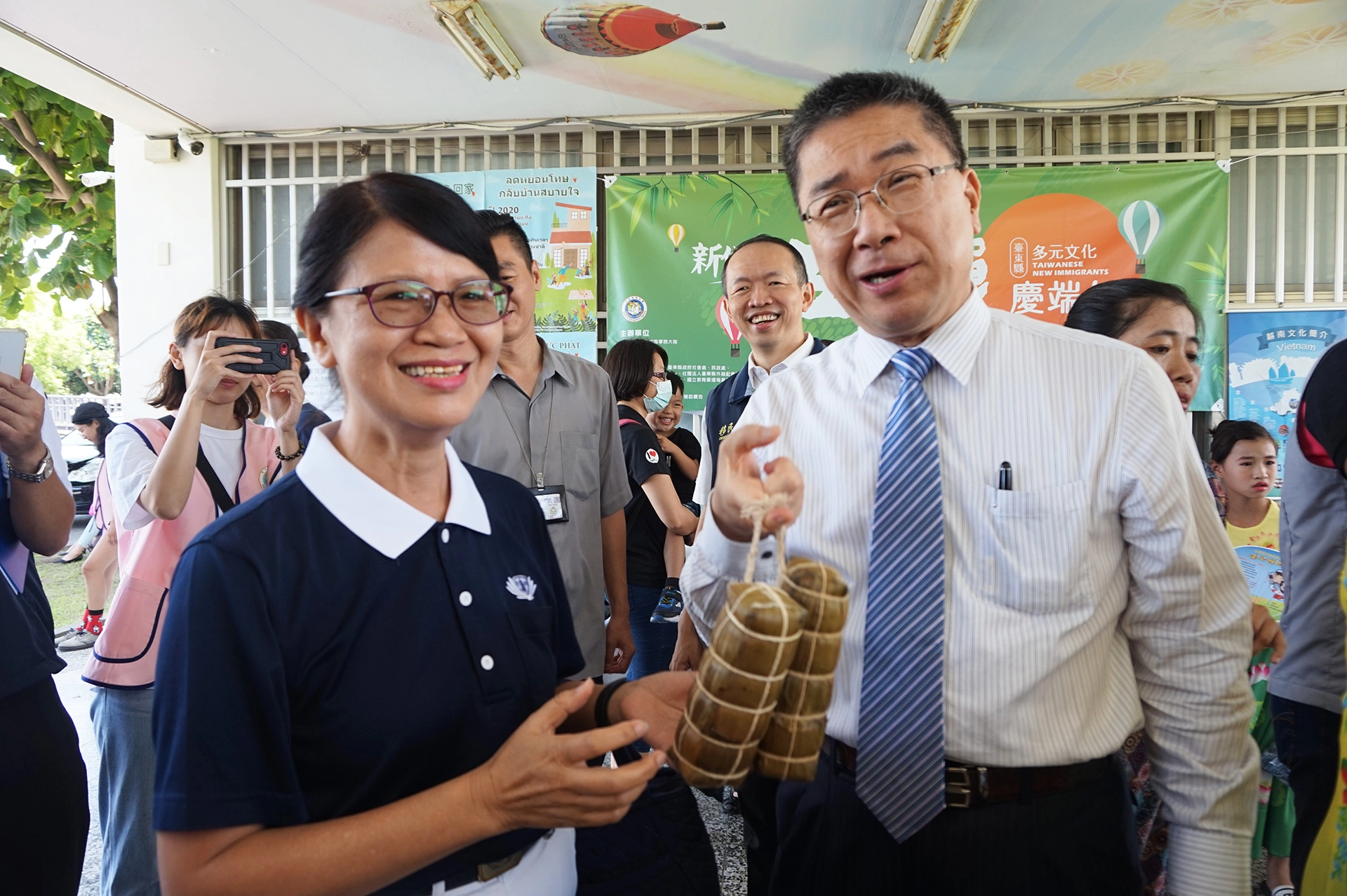 臺東慈濟志工受邀前往參加多元文化慶端午,臺東縣新住民五彩繩為臺灣祈福活動,內政部長徐國勇感謝慈濟在疫情期間的協助。