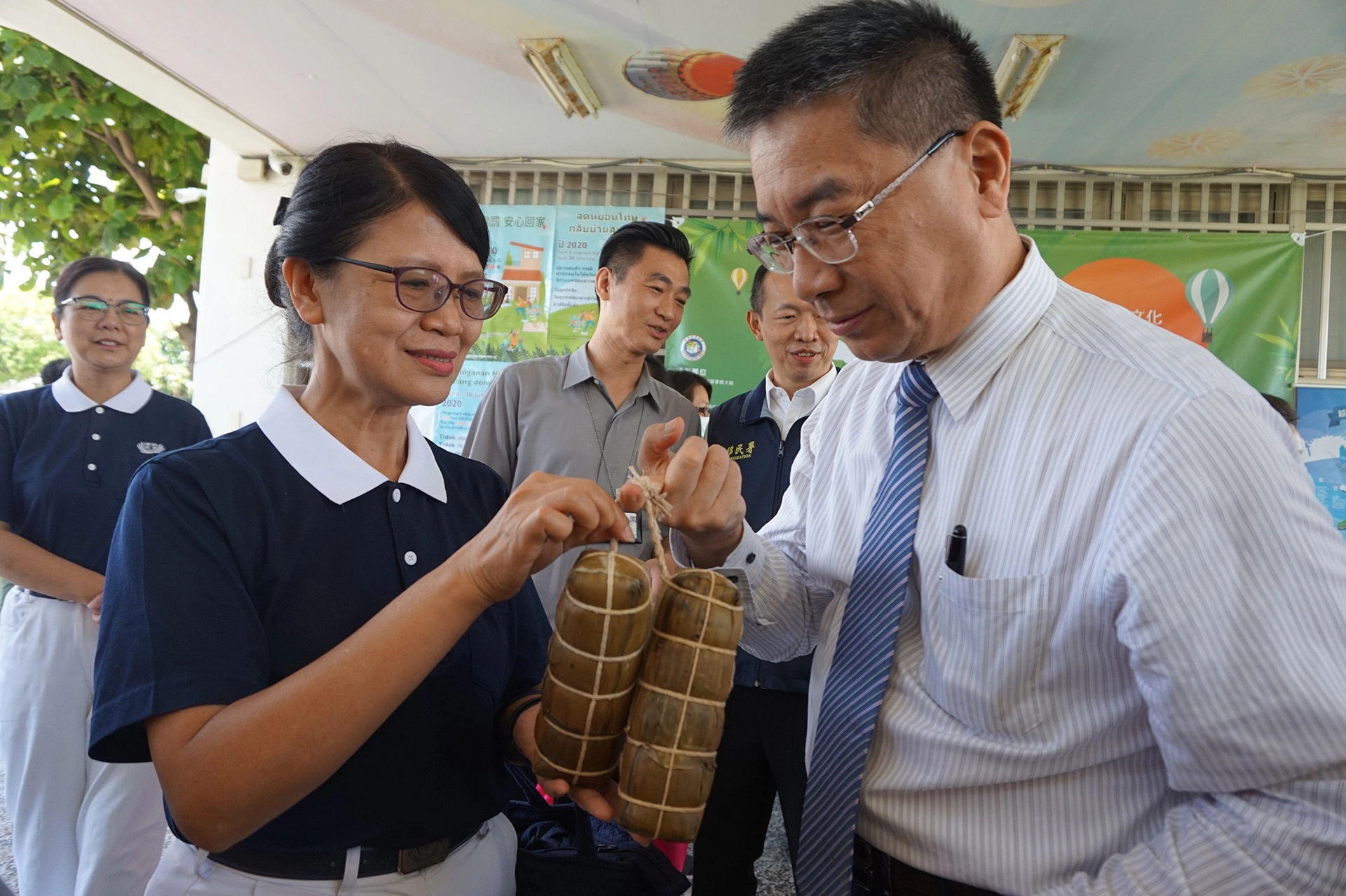 臺東慈濟志工受邀前往參加多元文化慶端午,臺東縣新住民五彩繩為臺灣祈福活動,內政部長徐國勇感謝慈濟在疫情期間的協助。