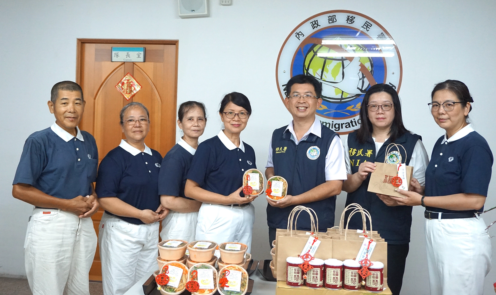 臺東慈濟志工贈送素食便當給移民署南區事務大隊臺東縣專勤隊,邀請大家一同為環境齊努力。
