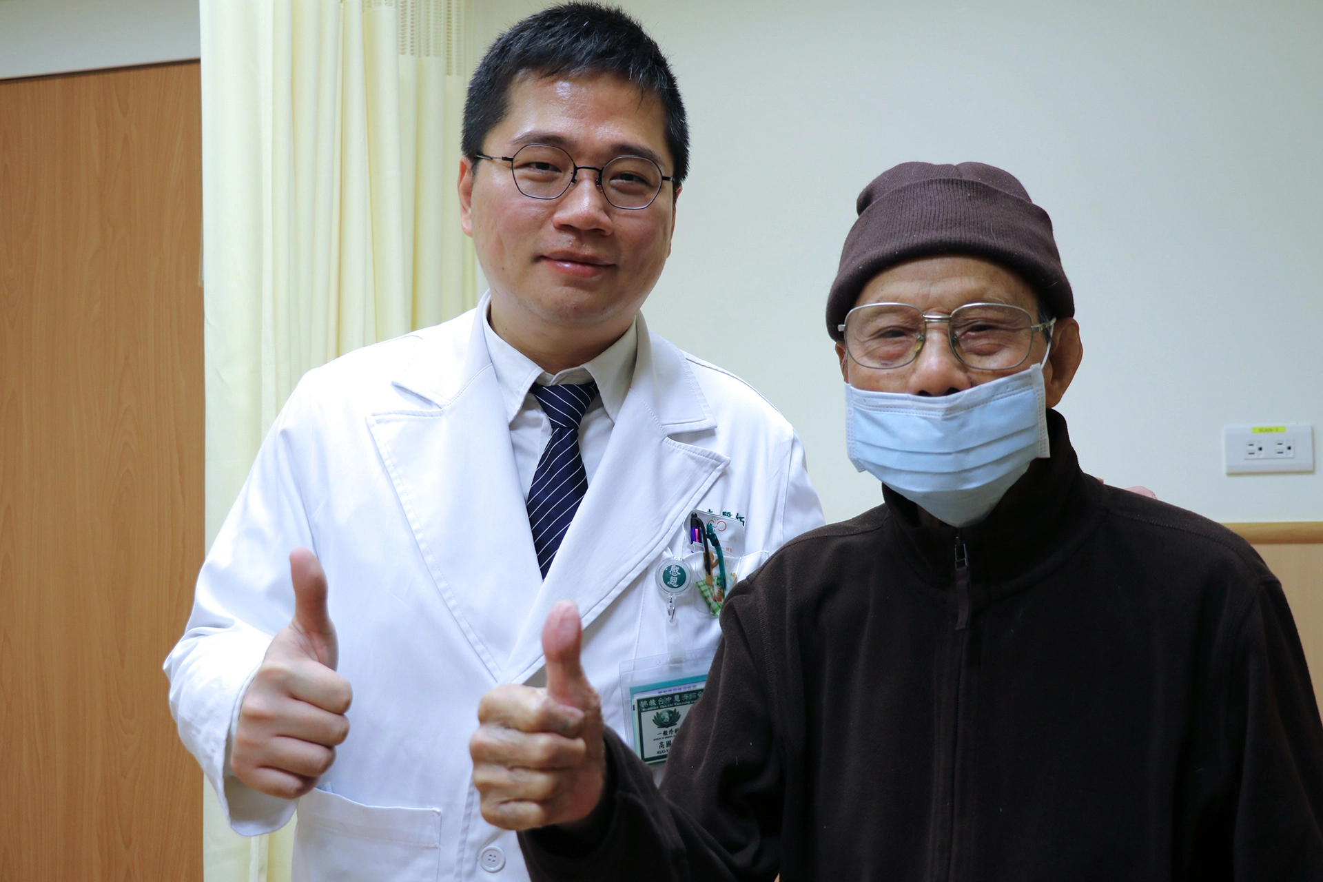 楊爺爺恢復良好,向高國堯醫師道謝。