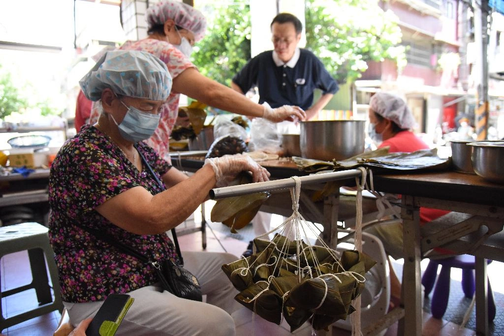 與慈濟志工學習製作素粽,除了連絡里內感情,也希望藉由推動素食,長養慈悲心,也祝福此波疫情早日消弭。