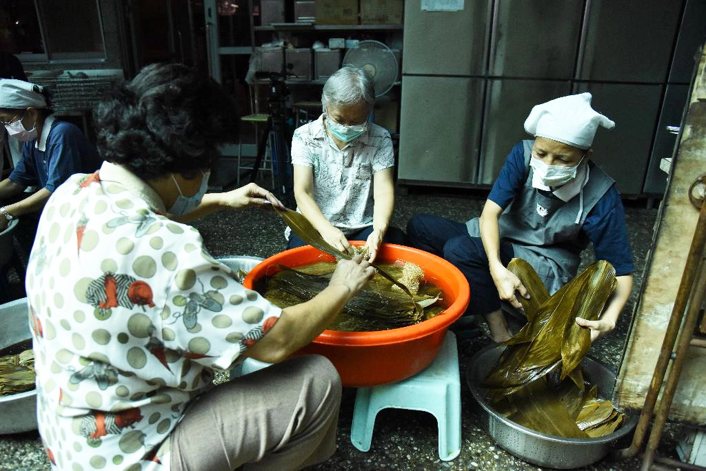 洗粽葉同時,手中清洗一片片粽葉,有如洗滌自心清淨心,付出當下感受到很歡喜。
