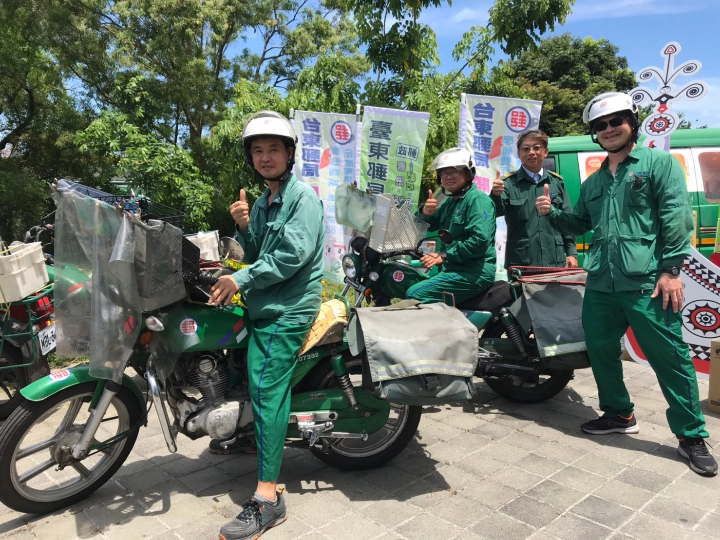 綠衣天使郵務士19日裝載著50箱尿布、衛生紙,現身創世基金會臺東院門口,發揮同舟共命的決心,以行動支持;並自即日起,在臺東縣境內16個鄉鎮市區的27所支局,放置愛心捐款訊息文宣,號召民眾加入「撐舟勇士」,在端午節前夕為植物人加「郵!」。