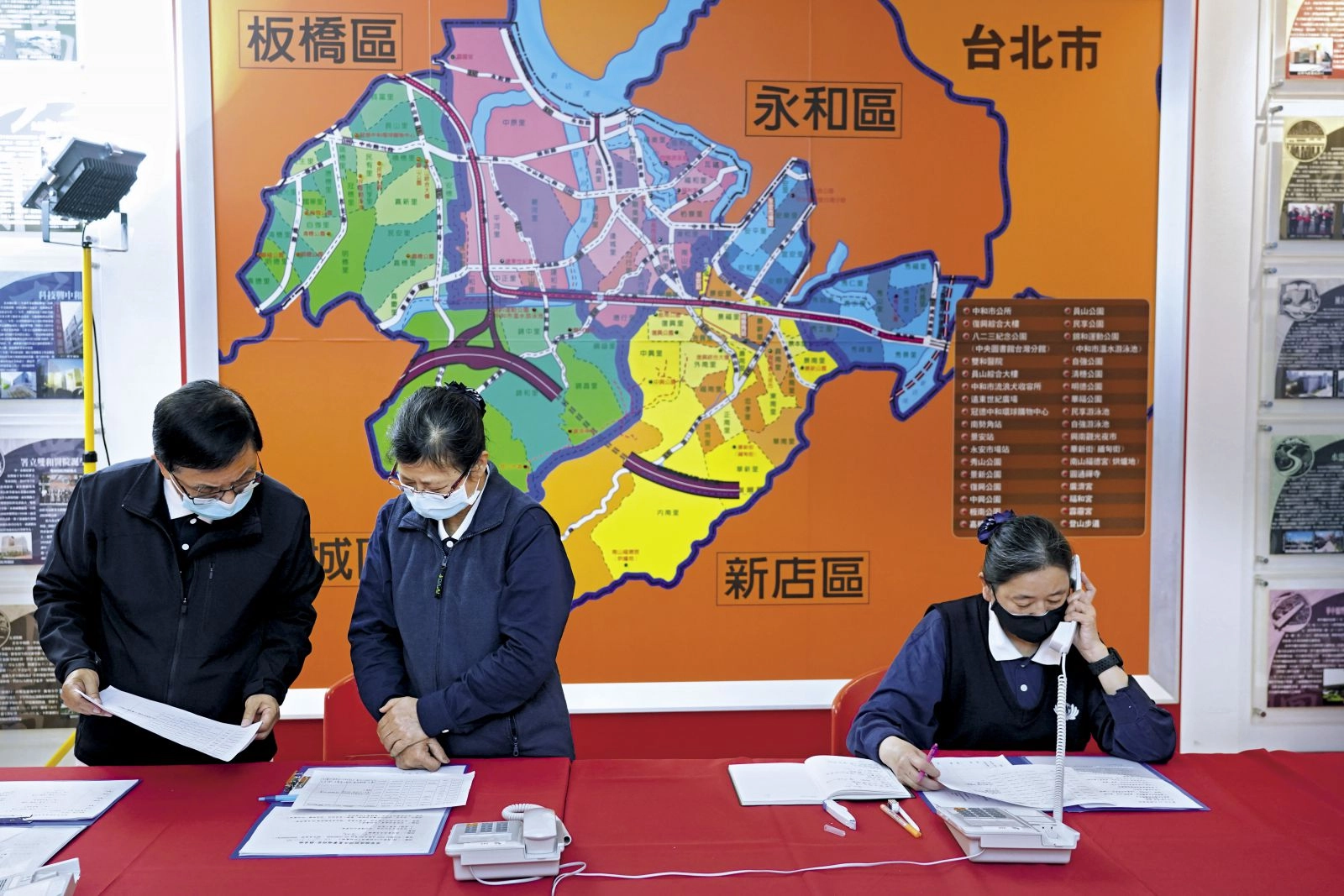 關懷身體健康、詢問生活所需並做紀錄,歷練豐富的慈濟志工承擔起居家檢疫者每日電訪,為吃緊的區公所後勤人力注入一股軟實力。