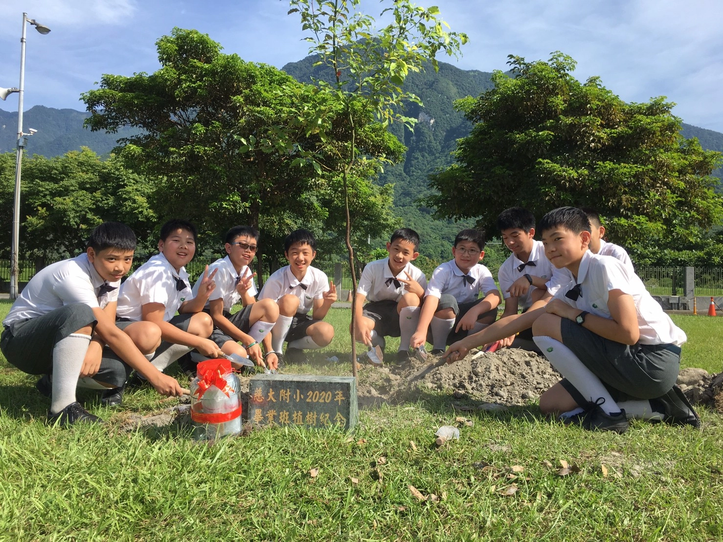 慈濟大學附屬高級中學國小部舉辦畢業紀念樹植樹活動,全體六年級學生在師長的帶領下,親手種下第十九屆畢業樹,象徵傳承與榮譽,同時埋入「時空膠囊」,裝著畢業生寫給二十年後自己的信件,大家相約2040年回校再相會。