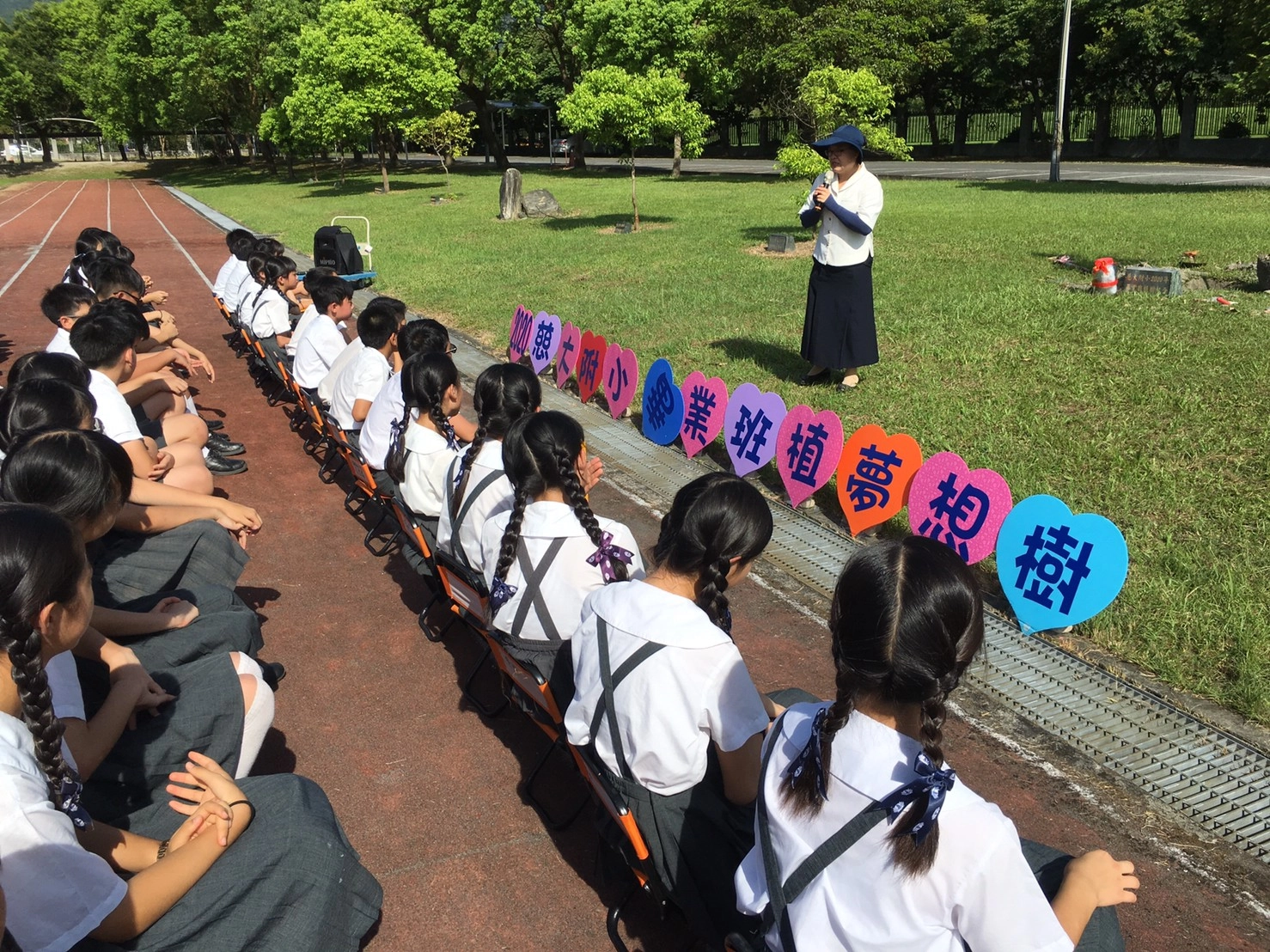 慈濟大學附屬高級中學國小部舉辦畢業紀念樹植樹活動,全體六年級學生在師長的帶領下,親手種下第十九屆畢業樹,象徵傳承與榮譽,同時埋入「時空膠囊」,裝著畢業生寫給二十年後自己的信件,大家相約2040年回校再相會。