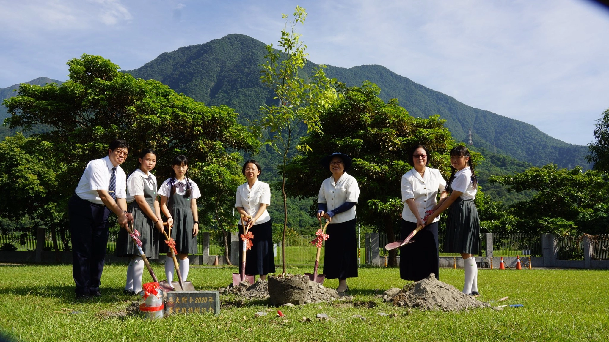 師生合力種下這棵「希望之樹」預約未來,同時寫下20年後的自己,裝入時空膠囊,埋在希望之樹旁。