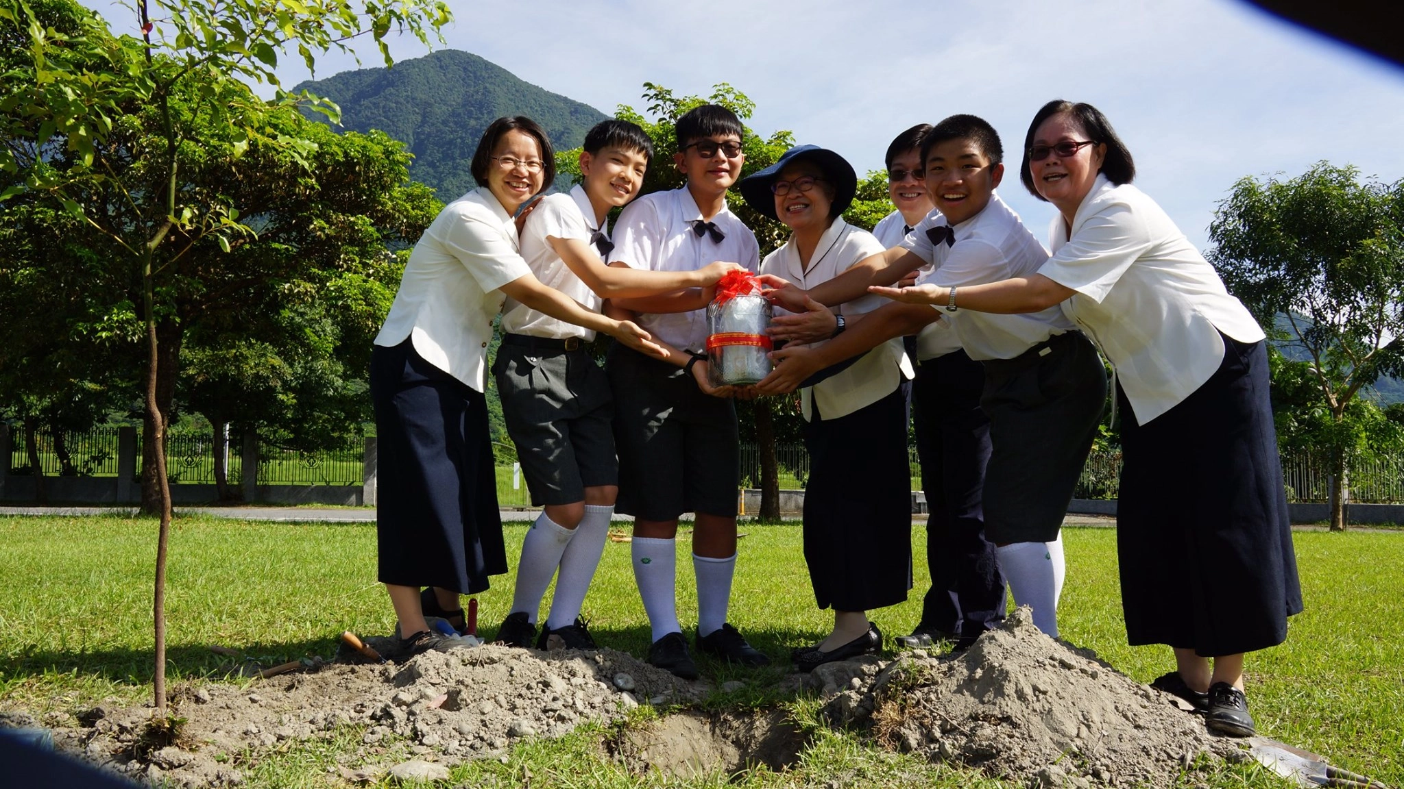 校長李玲惠表示,透過畢業植樹的活動,孩子們將自己在校園成長的記憶,植根在校園裡。