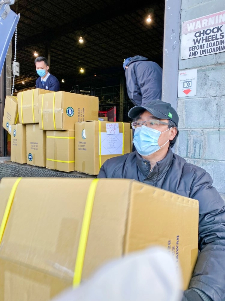 華航貨物部特別開放另一處，讓慈濟志工節省等待時間、接力搬運。